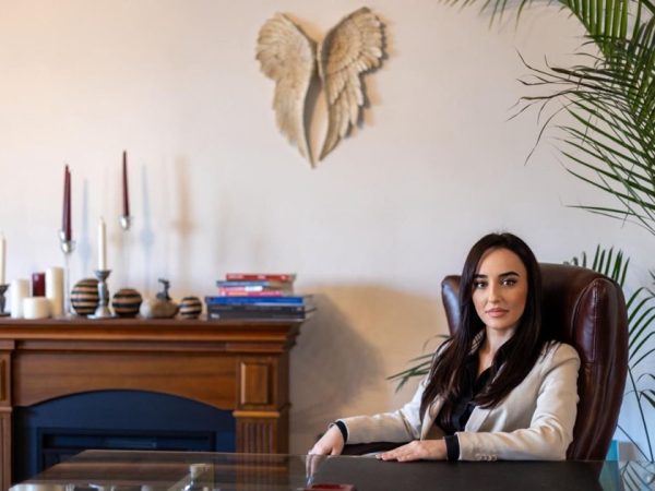 Monica Badea, director de vânzări la EkoGroup, prezintă beneficiile utilizării steagurilor direcționale în campanii publicitare