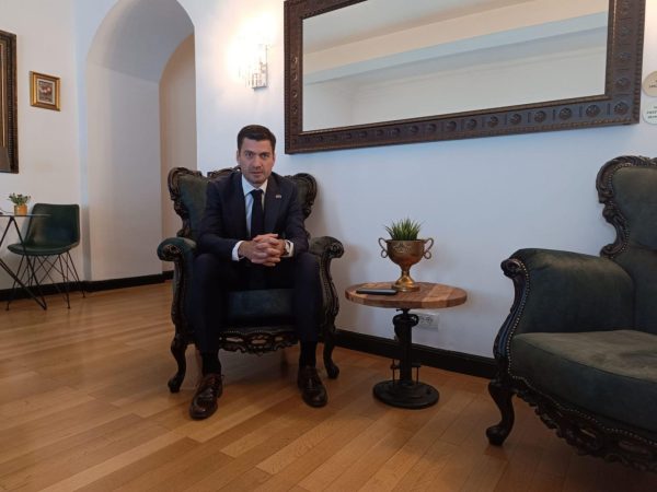 Responsabilitățile lui Mihai Popa ca Senior Vânzări la EkoGroup – Coloana Vertebrală a Succesului Comercial
